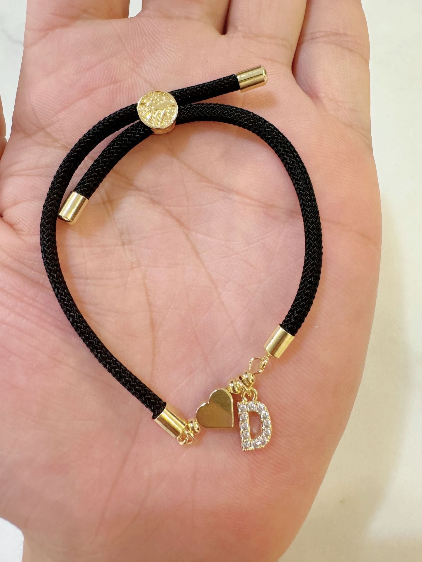 Pulsera minimalista de circonita cúbica con corazón de letra chapada en latón y cordón ajustable