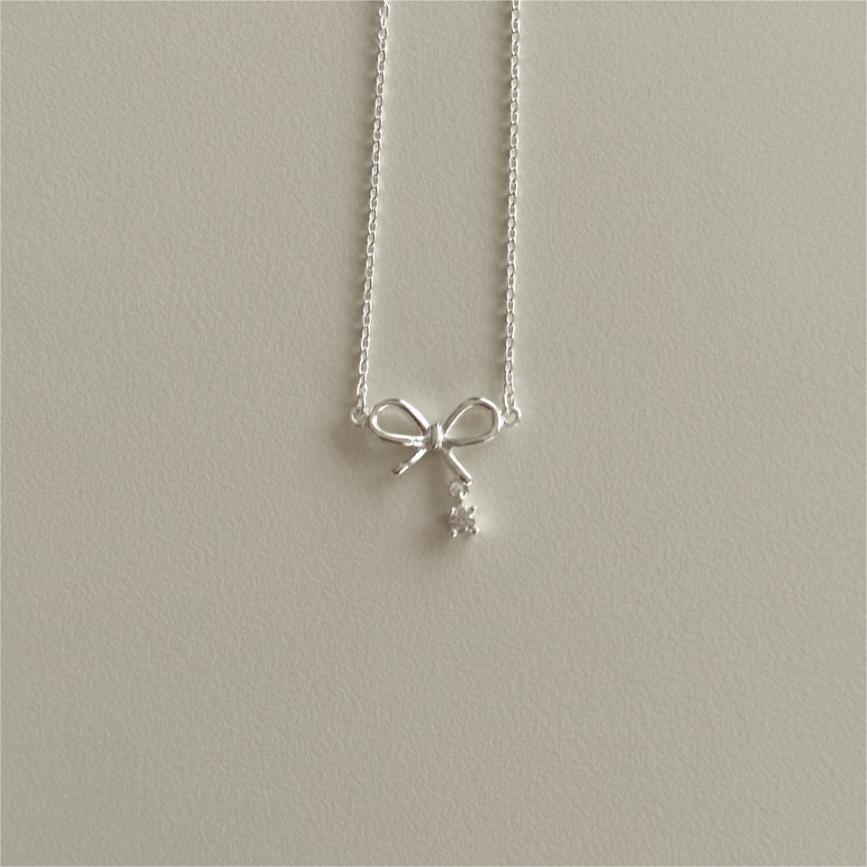 Collana Minimalista a Fiocco in Argento Sterling 925 con Dettagli in Zirconia Cubica su Catena a Croce