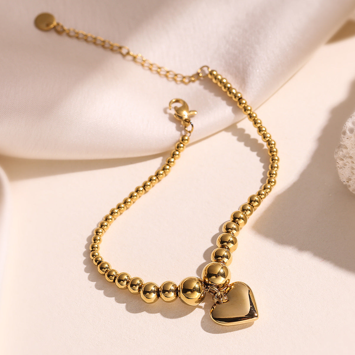 Pulsera minimalista de acero inoxidable con forma de corazón y acabado chapado para mujer