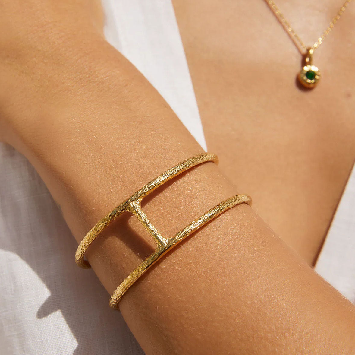 Bracciale a cerchio aperto in acciaio titanio a doppio strato da donna con finitura placcata, trama martellata geometrica minimalista