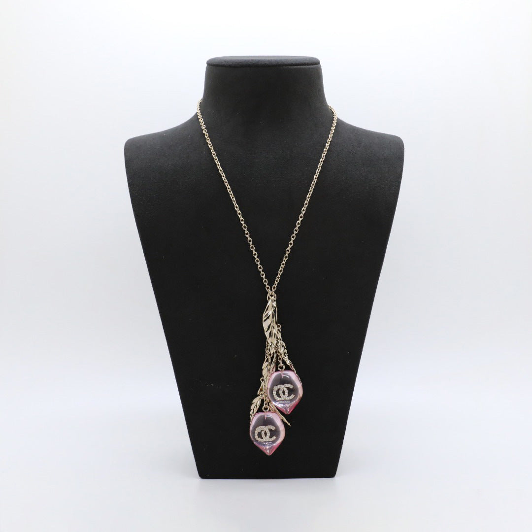 Collar chapado con colgante de lujo de acrílico rosa, melocotón y doble letra C para mujer