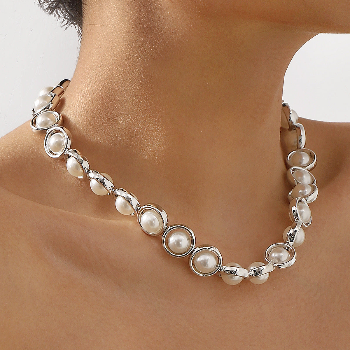 Elegante Collana con Colletto di Perle Vintage da Donna con Pendente a Forma Geometrica in Perle Imitazione su Catena di Perle