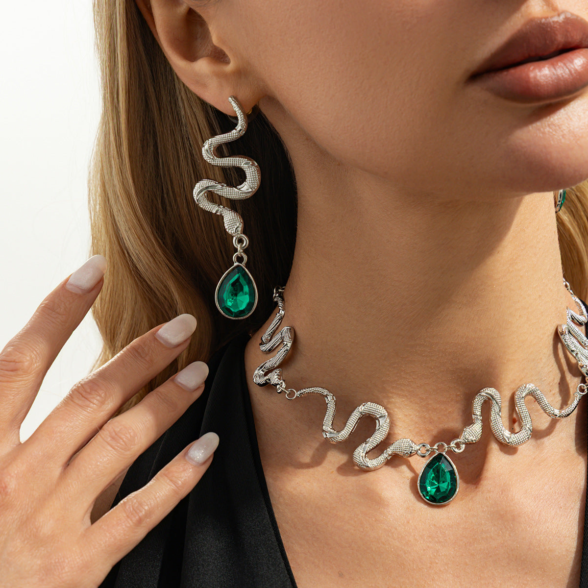 Luxury Minimalist Plated Iron Snake Shape Necklace with Gemstone Acrylic Pendant for Women