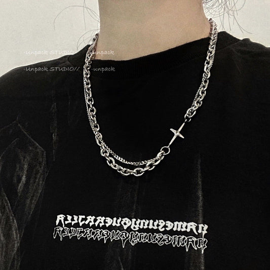 Collar con colgante de cruz de doble capa de acero titanio minimalista para hombres y mujeres con acabado pulido y diseño en forma de U