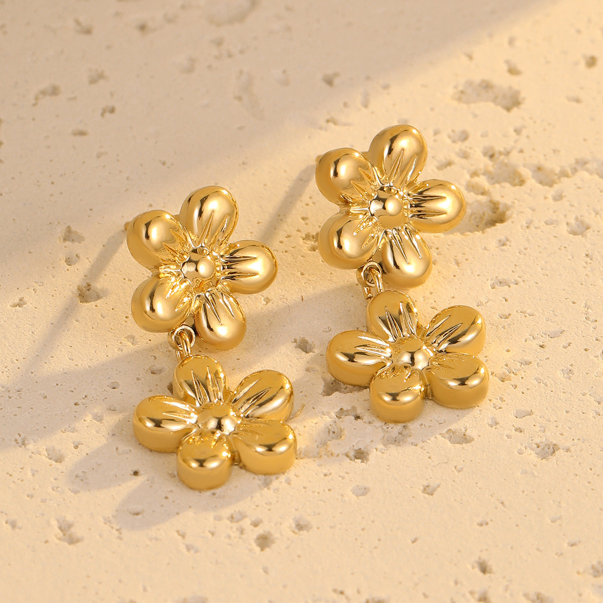 Aretes colgantes de acero inoxidable florales minimalistas para mujer con acabado chapado y estética de lujo