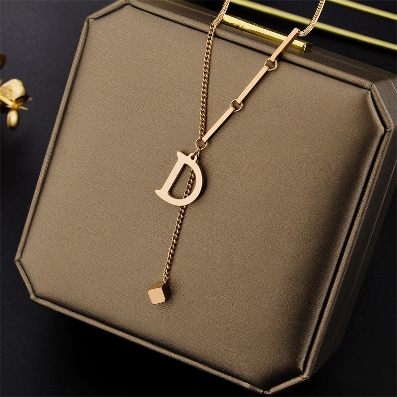 Collar minimalista con colgante de letra D de acero de titanio chapado en oro de 18 quilates y cadena de cuentas redondas geométricas para mujer