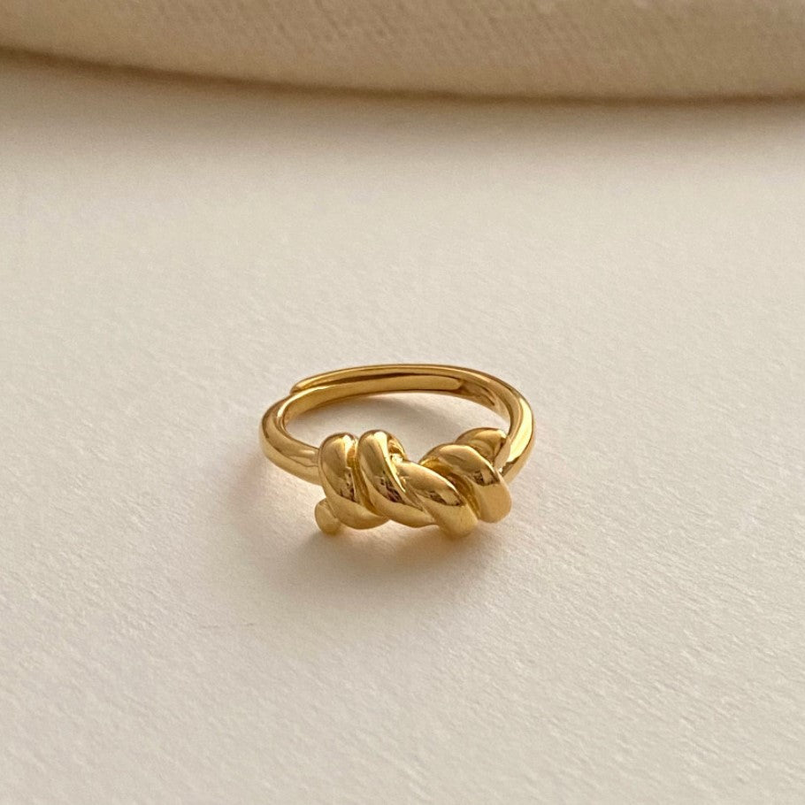 Anillo Anudado Minimalista en Plata de Ley 925 con Forma de Onda para Mujer