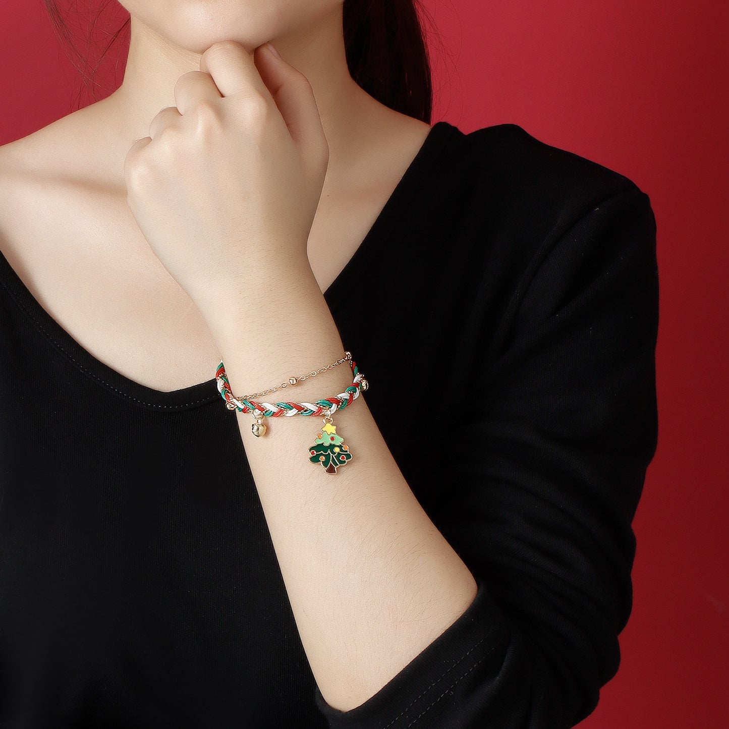 Pulsera con dije de árbol de Navidad de diseño original con acabado esmaltado y banda de cuerda tejida de doble capa para mujeres y hombres