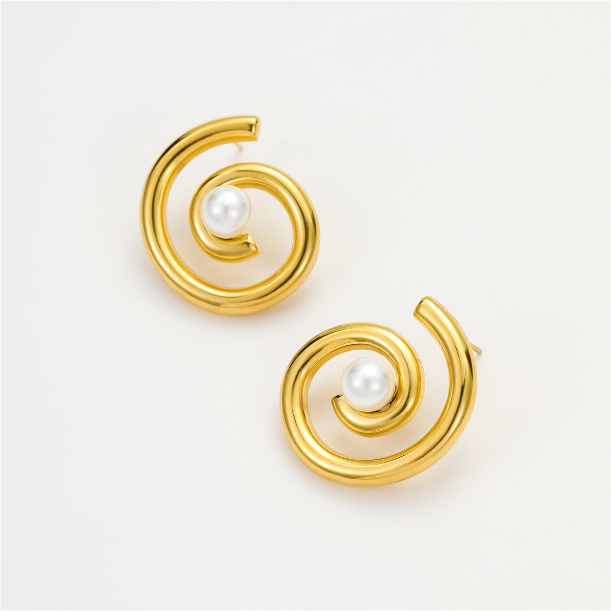 Pendientes de titanio con forma espiral de estilo vintage, chapados en oro de 18 quilates e incrustaciones de perlas para mujer