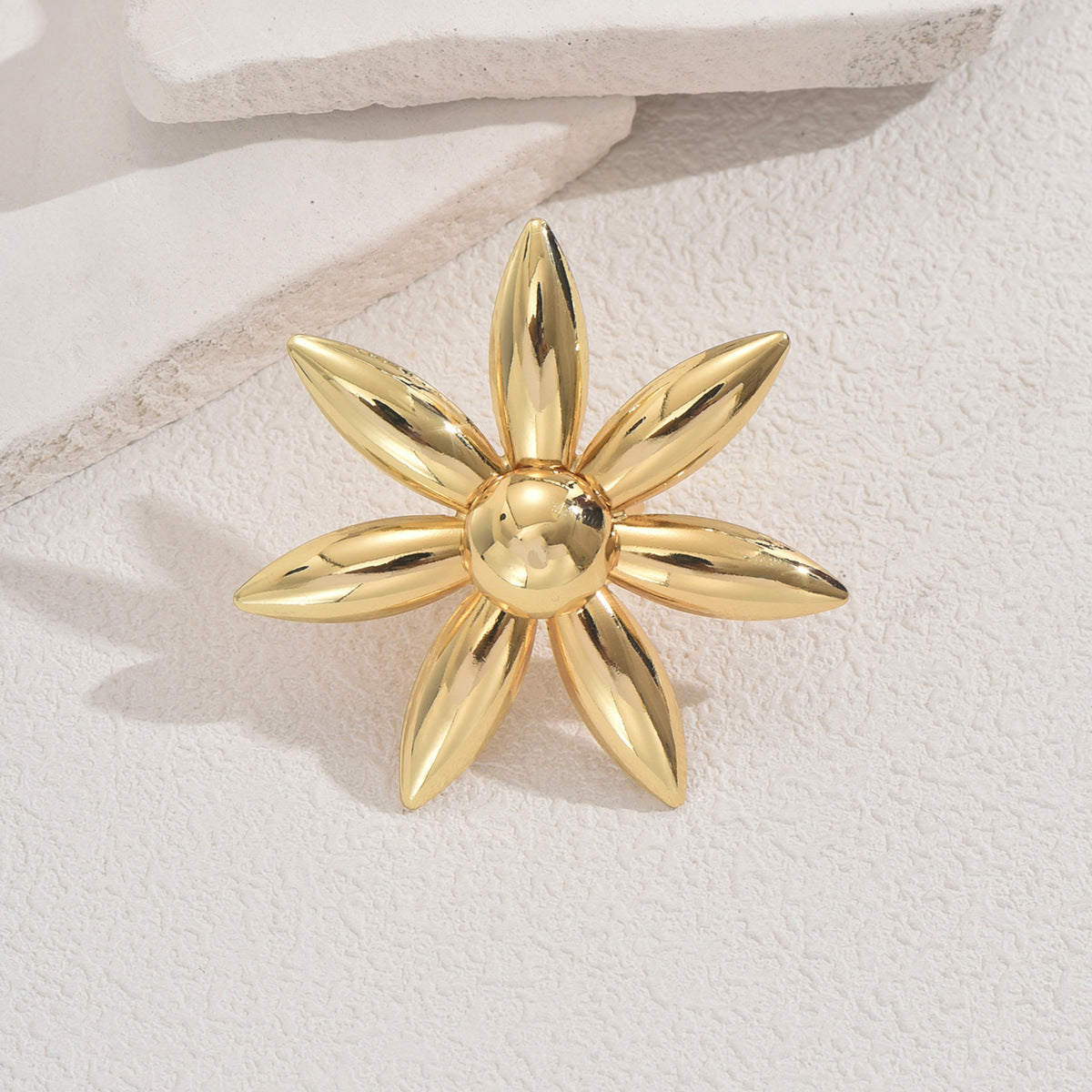 Anillo floral geométrico de mujer de moda en cobre con baño de oro, banda abierta ajustable para uso diario elegante