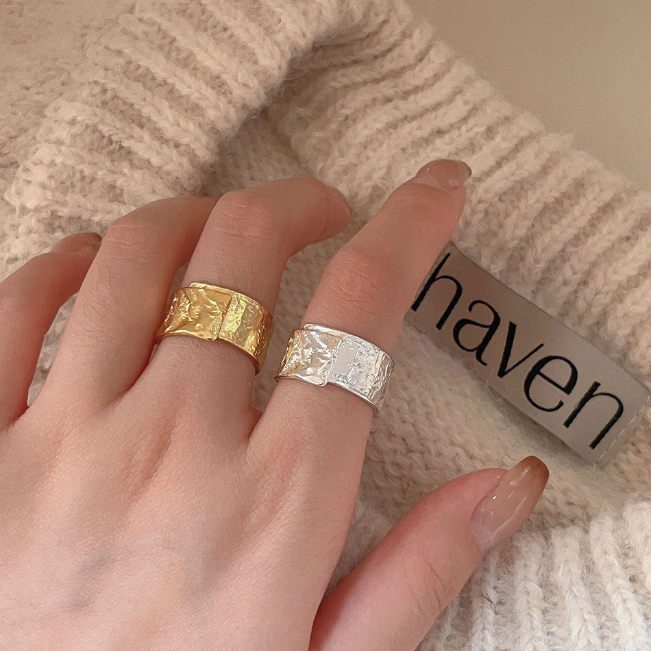 Anillo minimalista de plata de ley 925 con diseño de corazón irregular y textura de lámina de oro