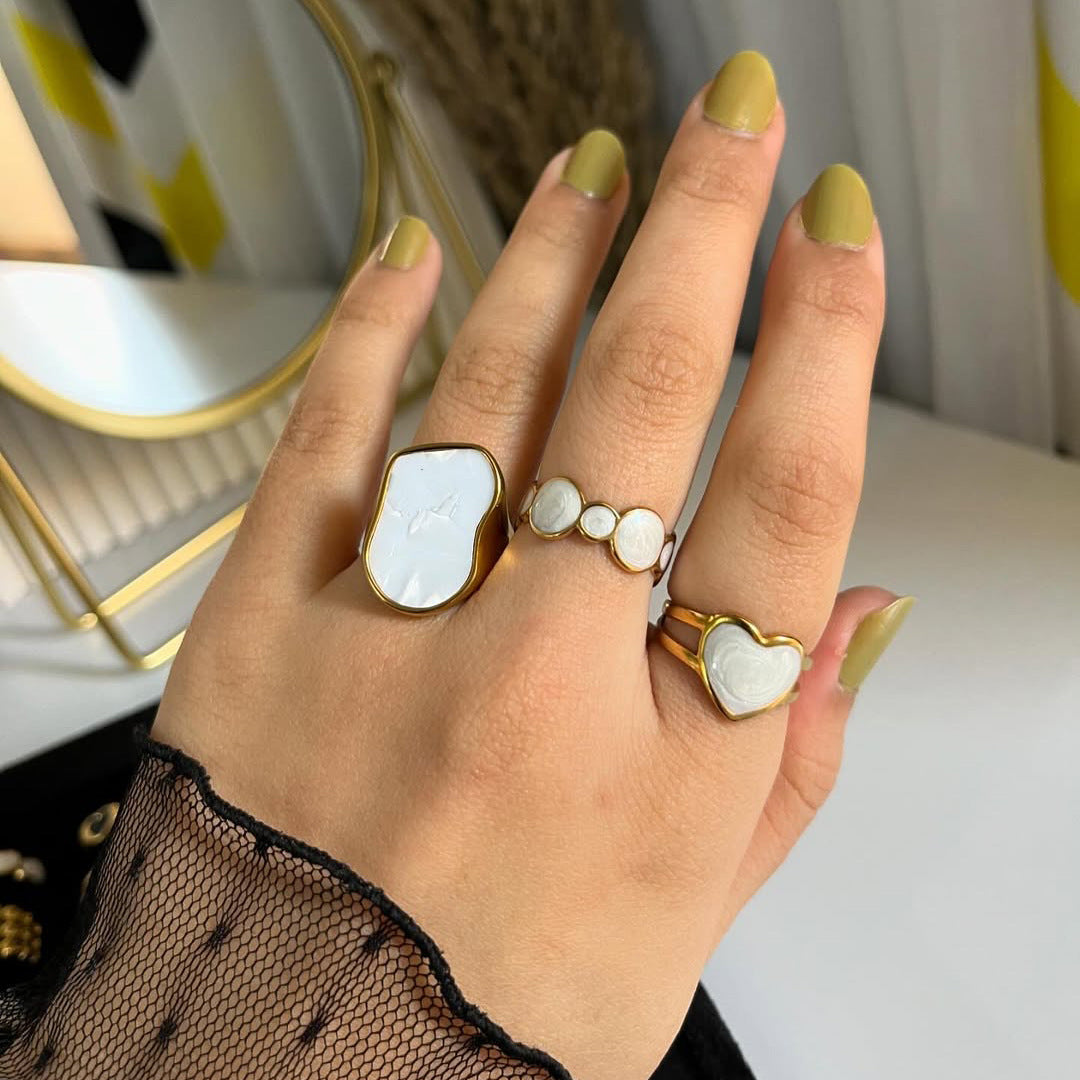 Anillo minimalista de acero de titanio con forma de girasol para mujer, con banda abierta ajustable y acabado chapado en oro