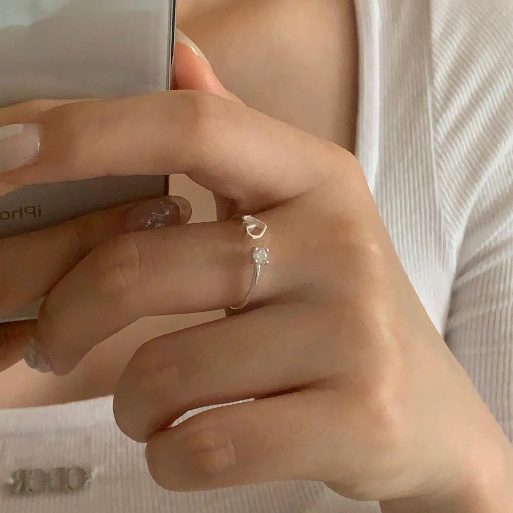 Anello in Argento Sterling S925 a Forma di Cuore Minimalista con Intarsio in Zirconia Cubica e Bordi Geometrici Arrotondati