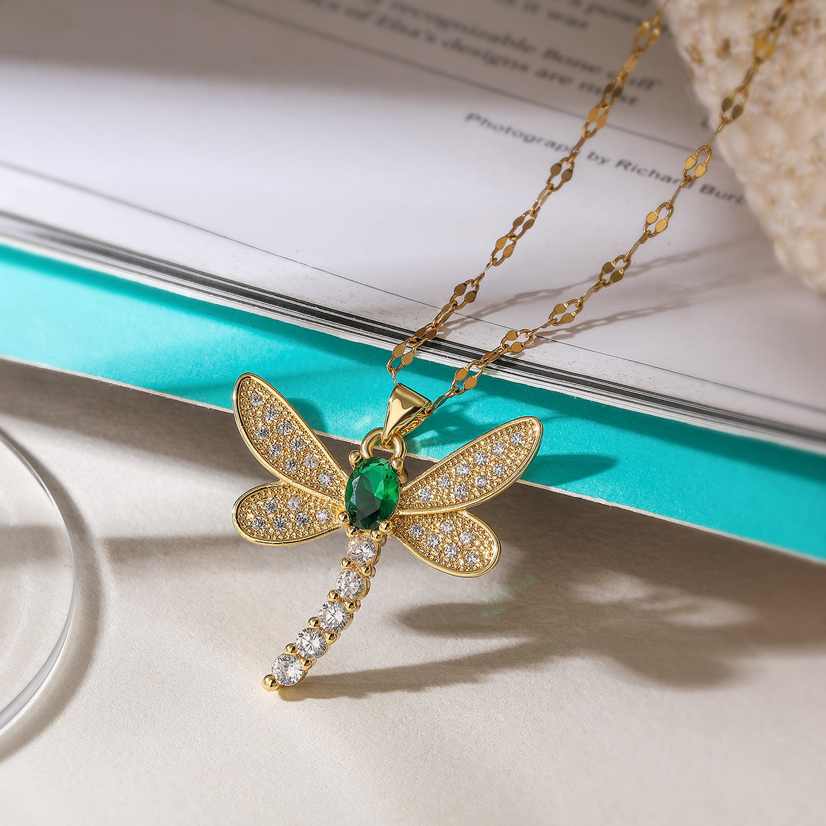 Collana pendente a libellula minimalista da donna in rame con placcatura in oro vero e intarsio di zirconi