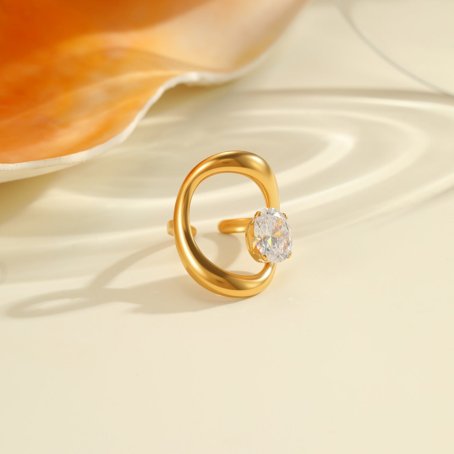 Anillo Minimalista Geométrico de Acero Inoxidable con Baño de Oro de 18K y Detalles de Zirconia para Mujer