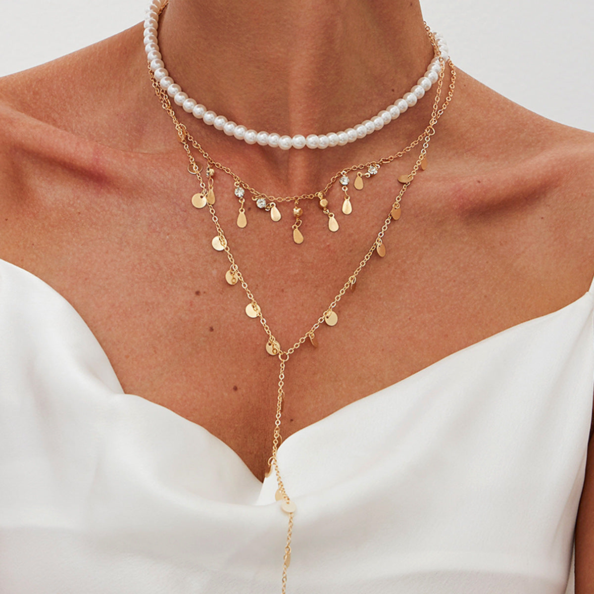 Collana a Y da donna in stile vintage francese con pendente a goccia di perle d'imitazione, pendente in lega placcata e catena di perle multistrato