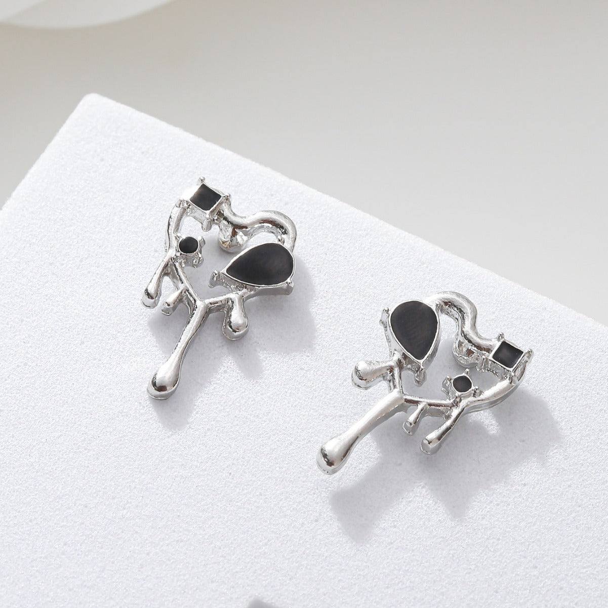 Orecchini a perno minimalistici in lega smaltata a forma di cuore con intarsio placcato oro da donna