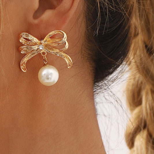 Lindos aretes de aleación con forma de moño, diseño minimalista, con perlas de imitación y detalles de diamantes de imitación