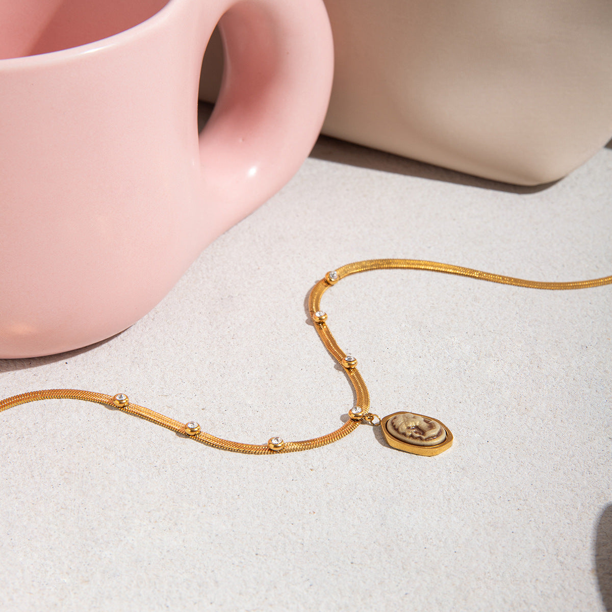 Collana con ciondolo a ritratto stile vintage in acciaio inossidabile con charm in acciaio al titanio e finitura galvanizzata da donna