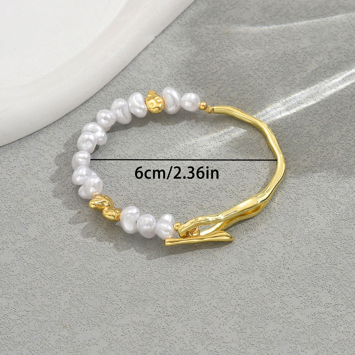 Pulsera de Cobre para Mujer de Lujo, Minimalista, Geométrica y con Perlas
