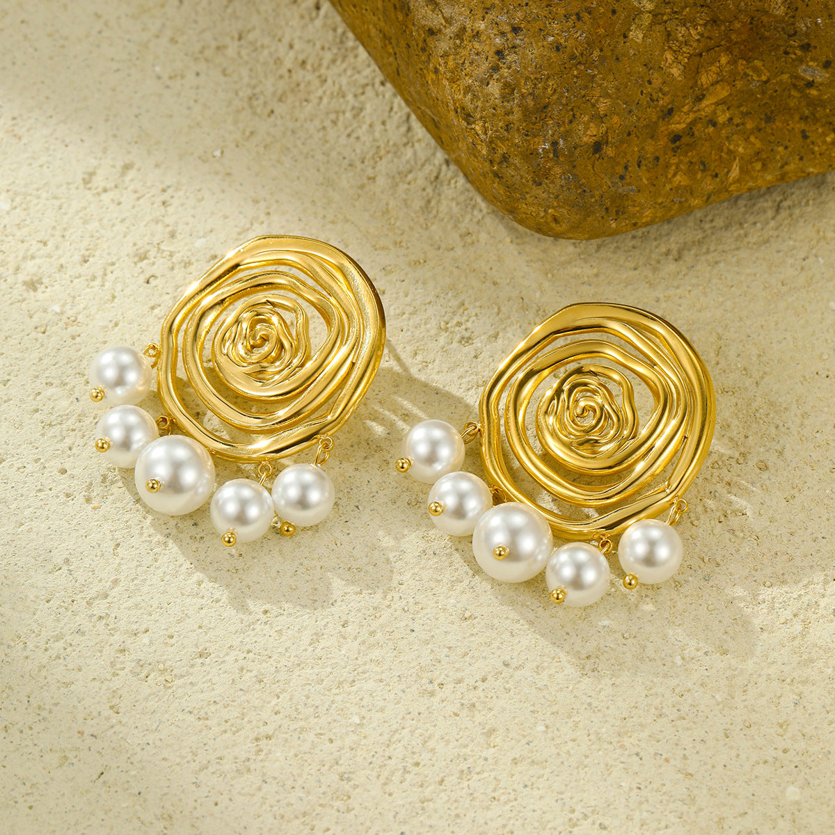 Pendientes de acero inoxidable estilo oficina a la moda con diseño de aro circular chapado en oro de 18 quilates y colgante de perla