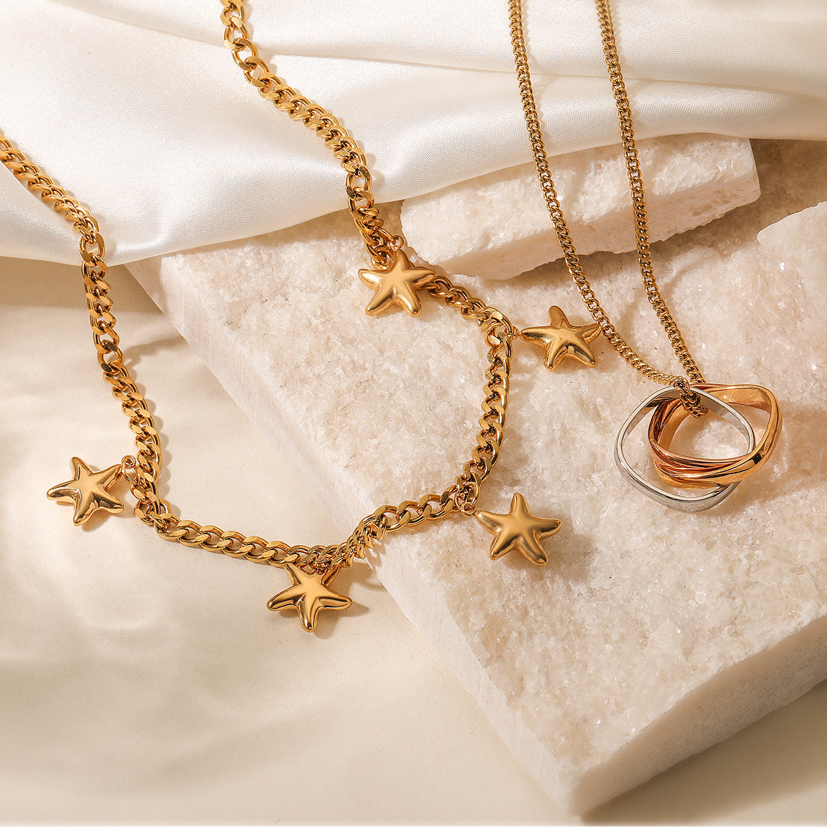 Collana con ciondolo a stella geometrica da donna in acciaio inossidabile placcato oro 18K, design minimalista e alla moda