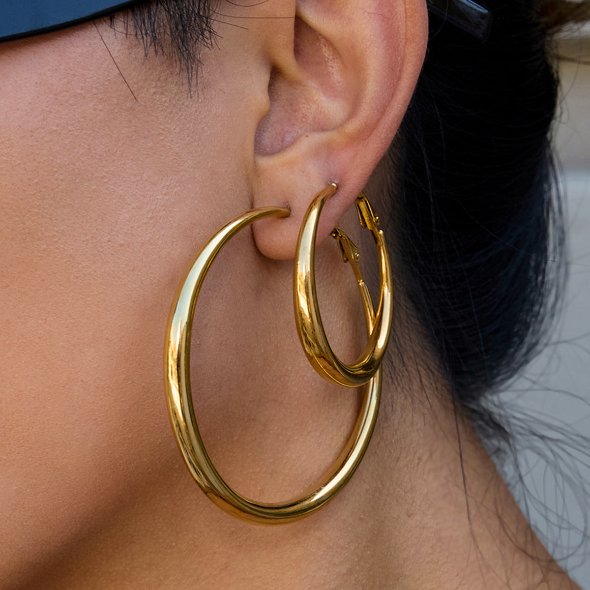 Orecchini a cerchio in acciaio inossidabile geometrici e minimalisti da donna con finitura placcata