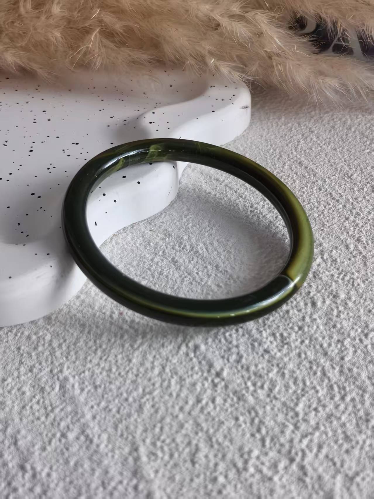 Bracciale vintage in acrilico placcato con motivi geometrici