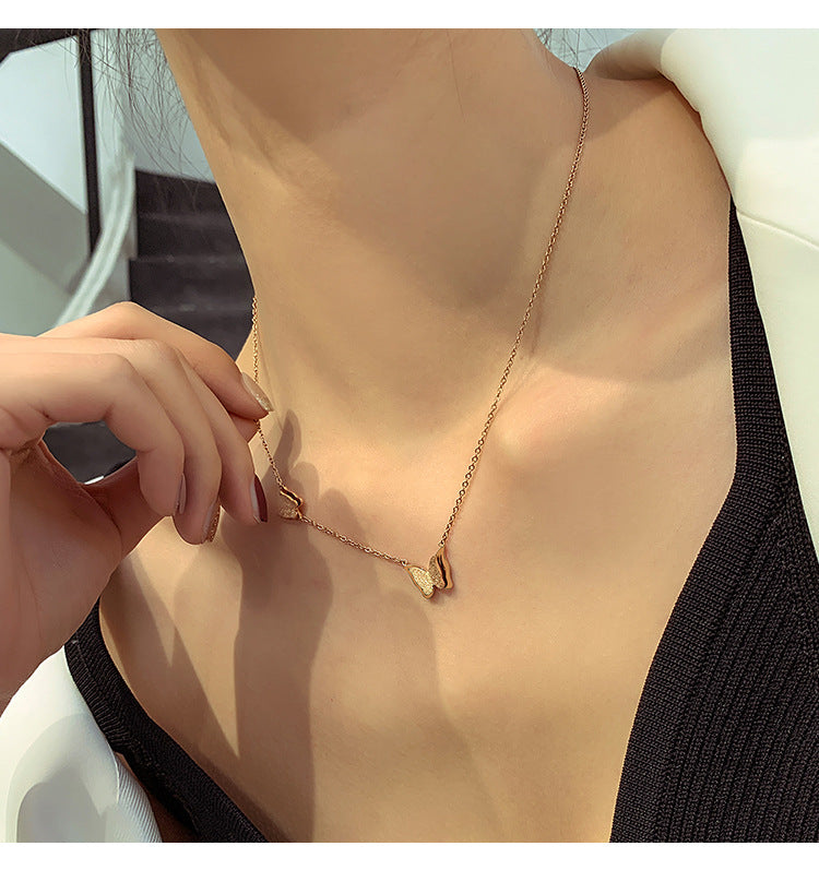 Collana Minimalista con Ciondolo a Doppia Farfalla in Acciaio al Titanio Placcato Oro Rosa Opaco da Donna con Catena a Sfera