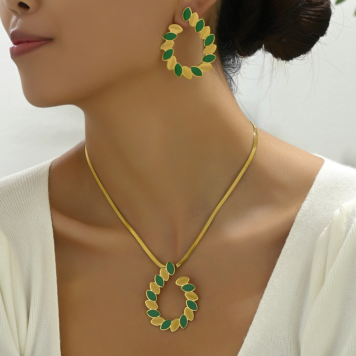 Conjunto de collar largo y pendientes de moda para mujer con diseño de hojas en cobre con acabado esmaltado
