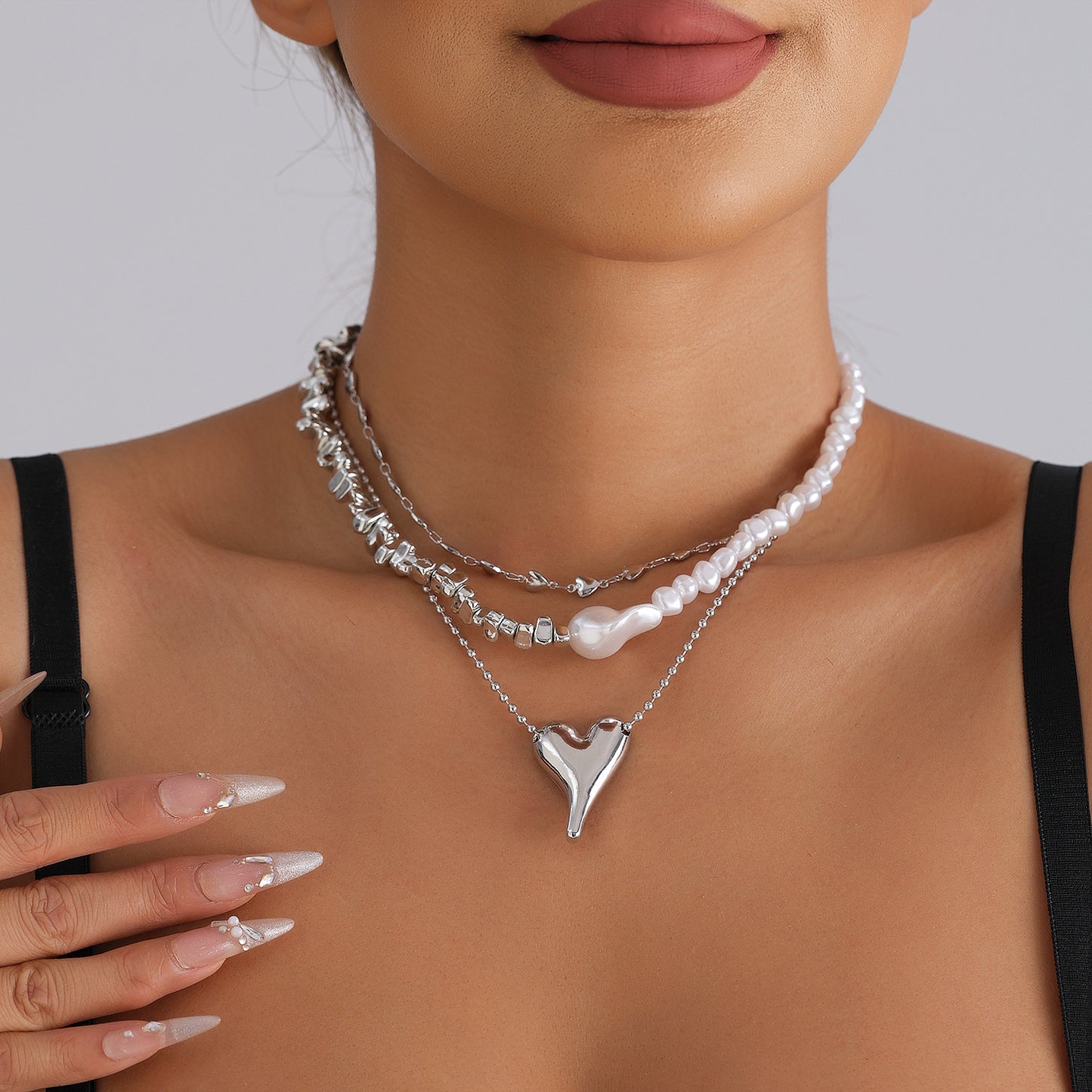 Collar de aleación con diseño de corazón dulce y atrevido para mujer, con acabado chapado y detalles de perlas, cadena a la altura de la clavícula