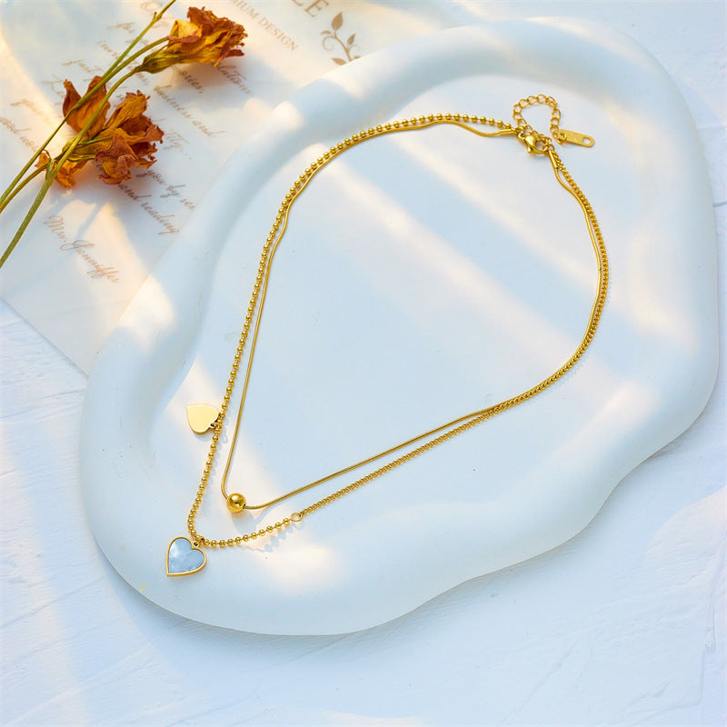 Collana pendente a cuore con conchiglia retrò francese minimalista in acciaio al titanio con finitura placcata per uno stile a strati