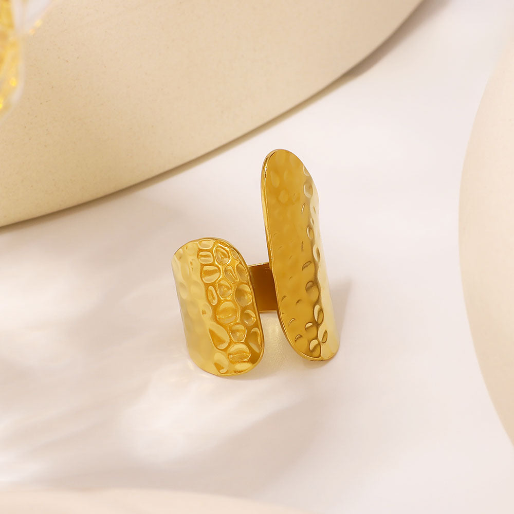 Geometric Oval Hammered Stainless Steel Ring with 18K Gold Plating for Unisex Wear