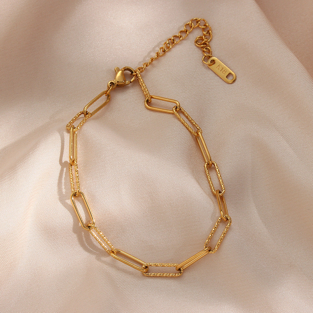 Collana girocollo alla moda con design geometrico in acciaio inossidabile, pendente in acciaio al titanio e finitura placcata per donna