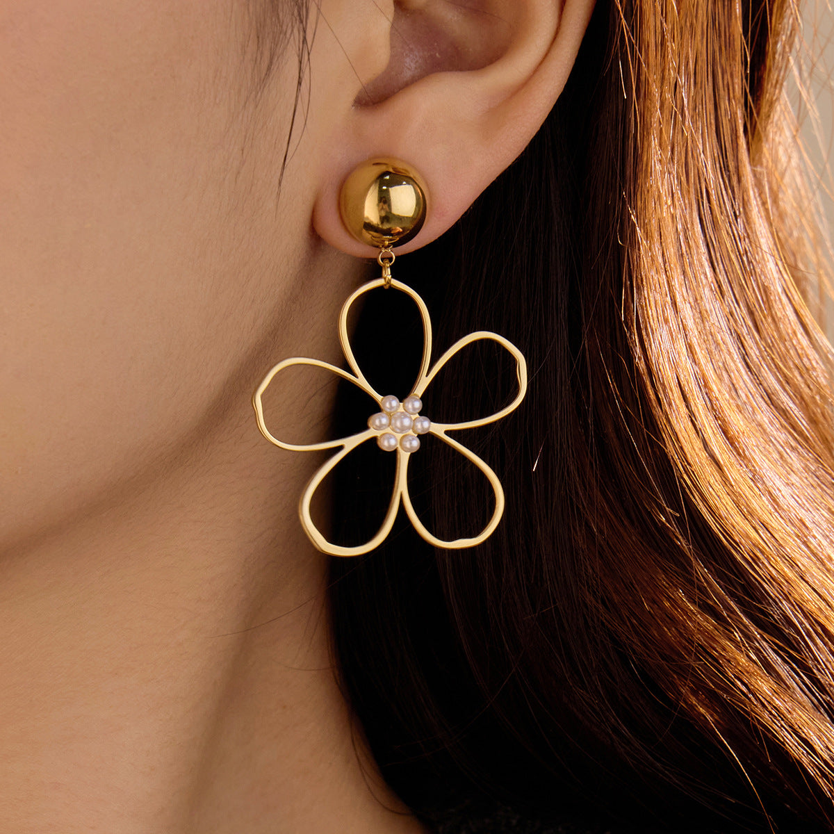 Pendientes de acero inoxidable con colgante de perla y flor hueca de estilo vintage para mujer con acabado chapado