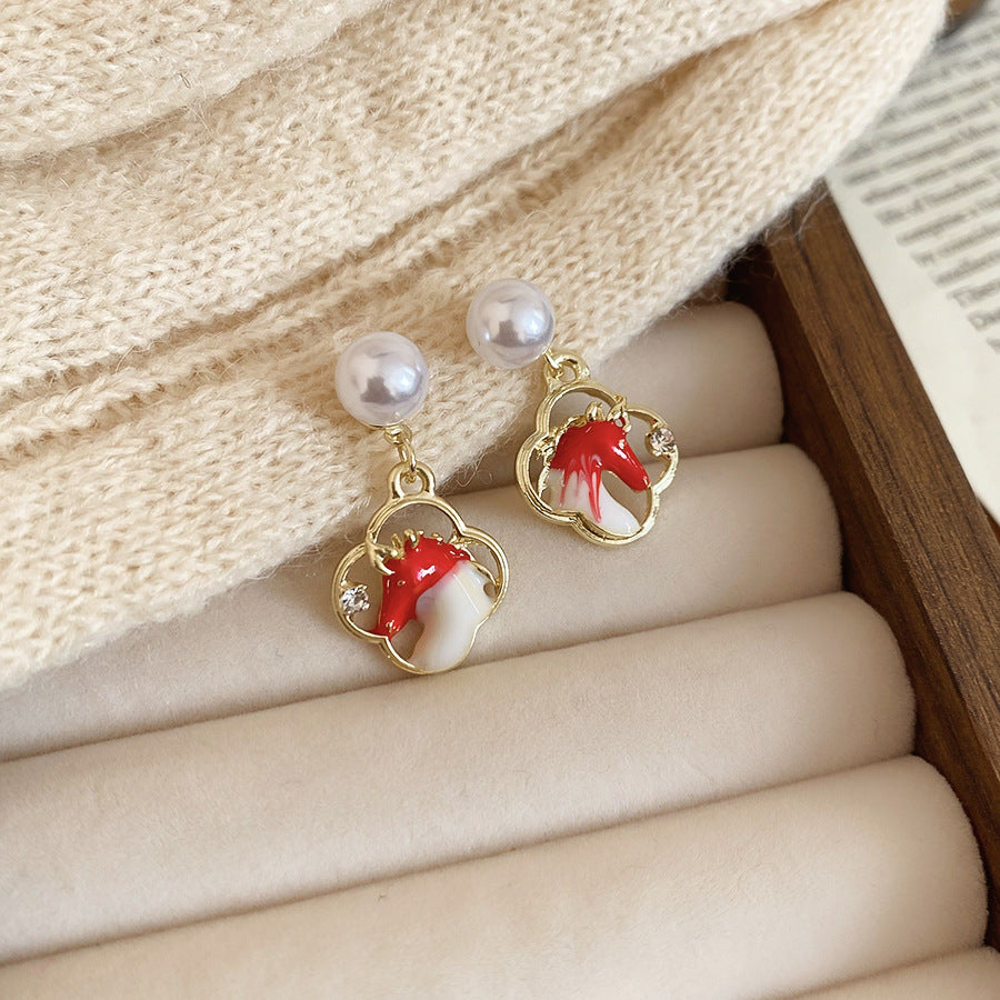 Pendientes de tuerca flocados con forma de caballo estilo lujo con perlas en plata de ley 925 bañada en oro de 18 quilates para mujer