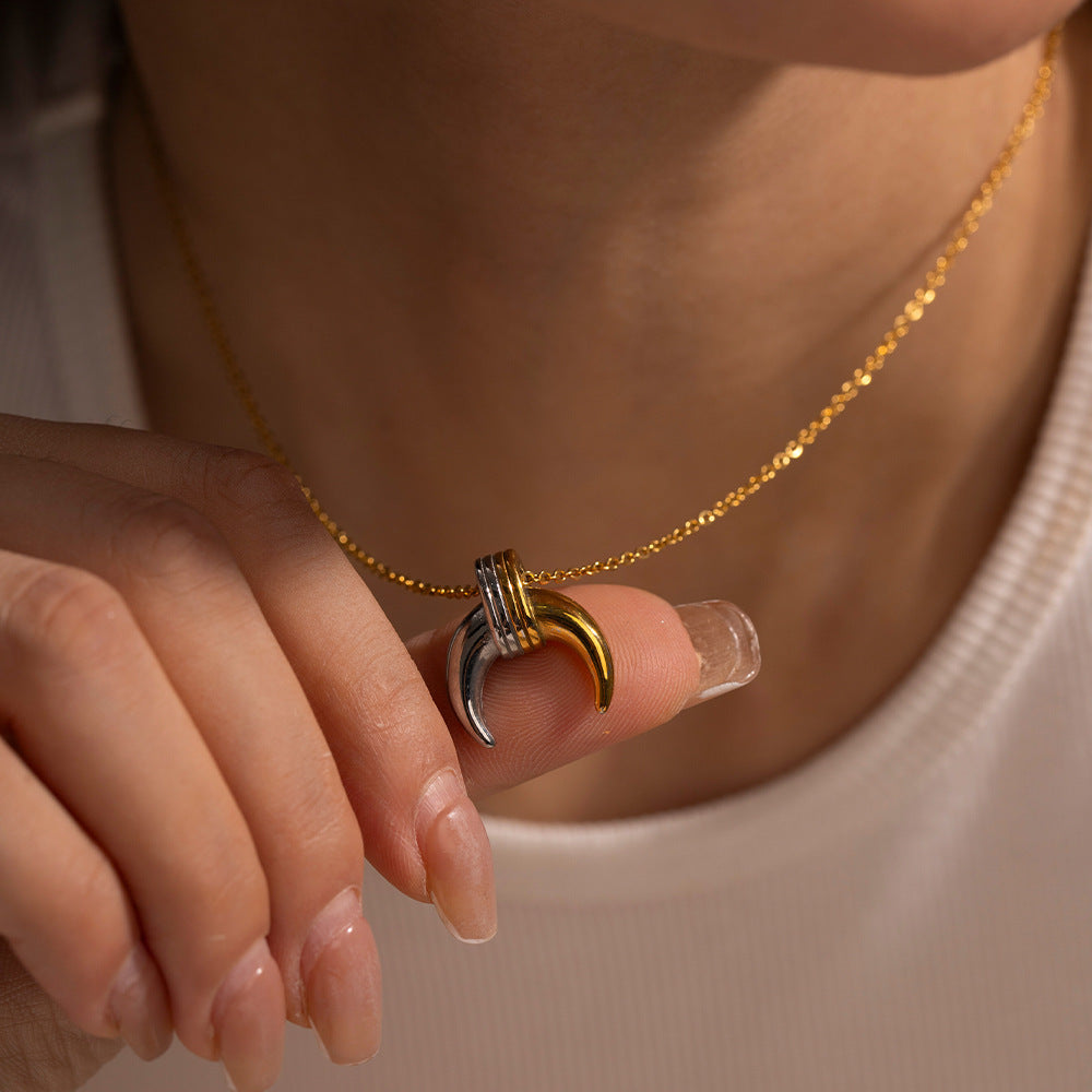 Collar con Colgante de Luna a la Moda en Acero Inoxidable con Baño de Oro de 18K para Mujer