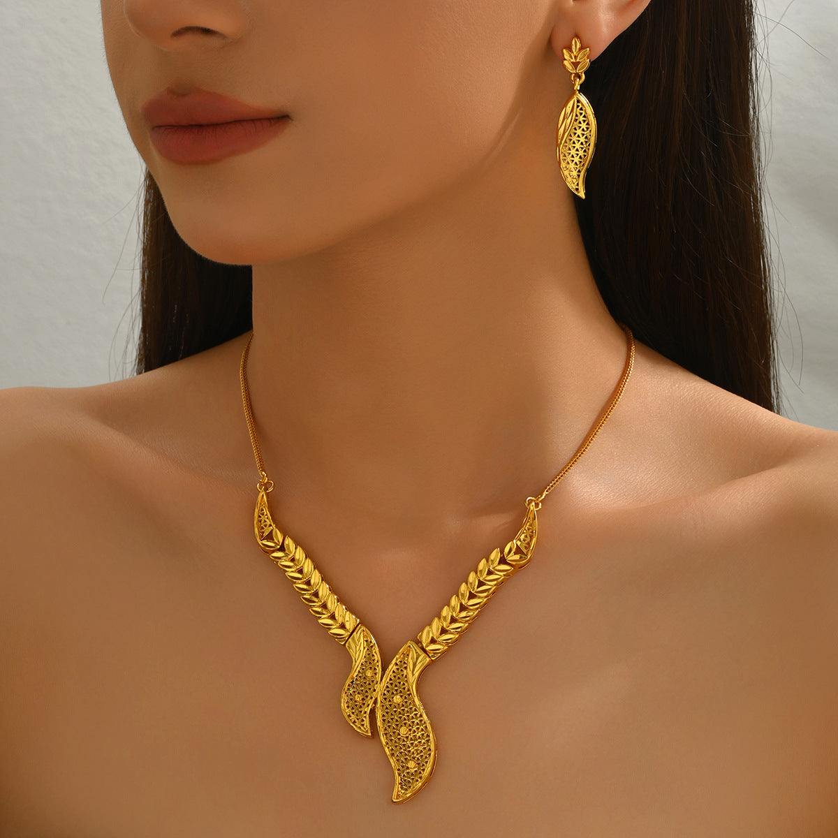 Conjunto de collar con colgante de hoja minimalista y pendientes para mujer, de aleación de metal con diseño calado y acabado galvanizado.