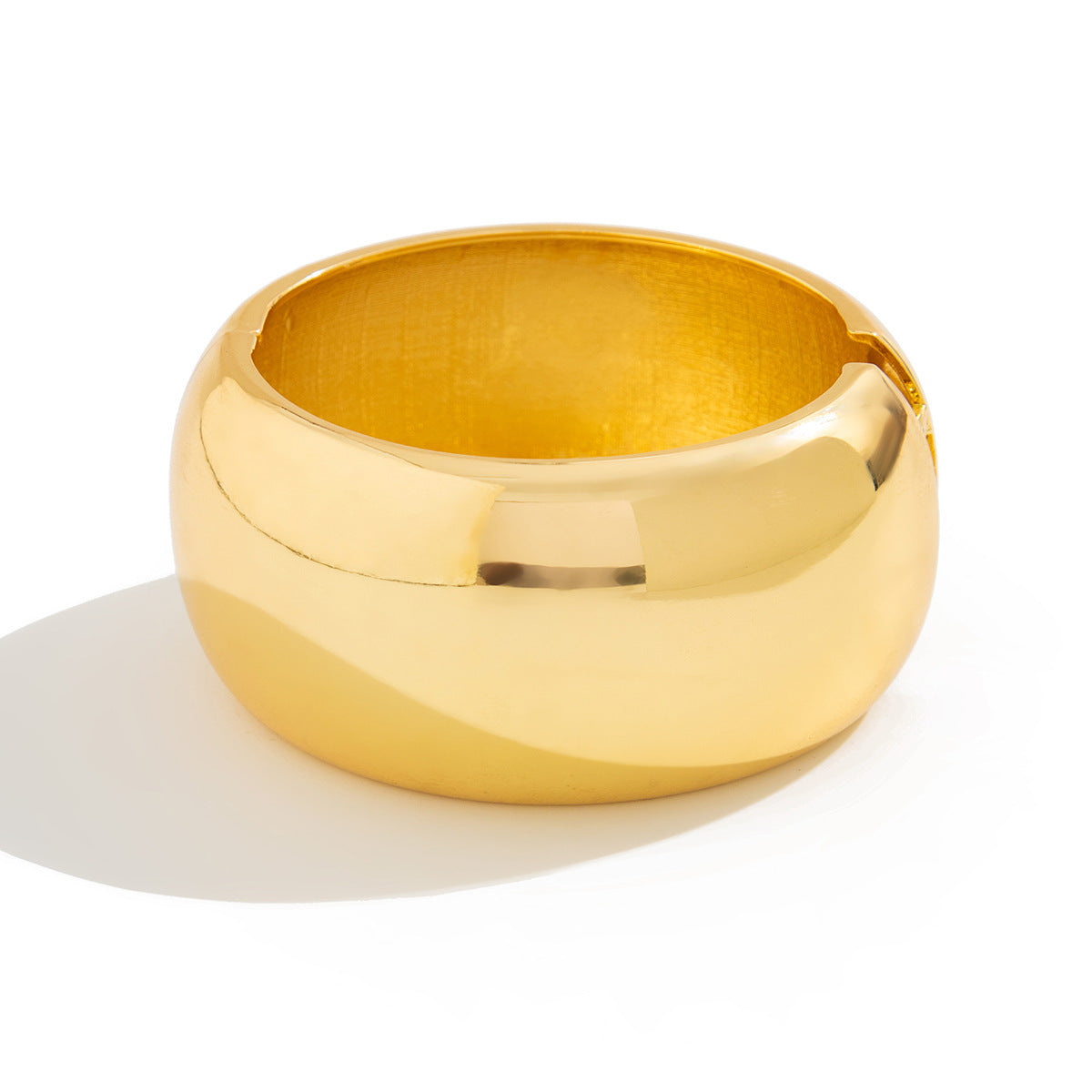 Pulsera de metal ancha ondulada irregular exagerada con diseño de muelle pulido y líneas geométricas