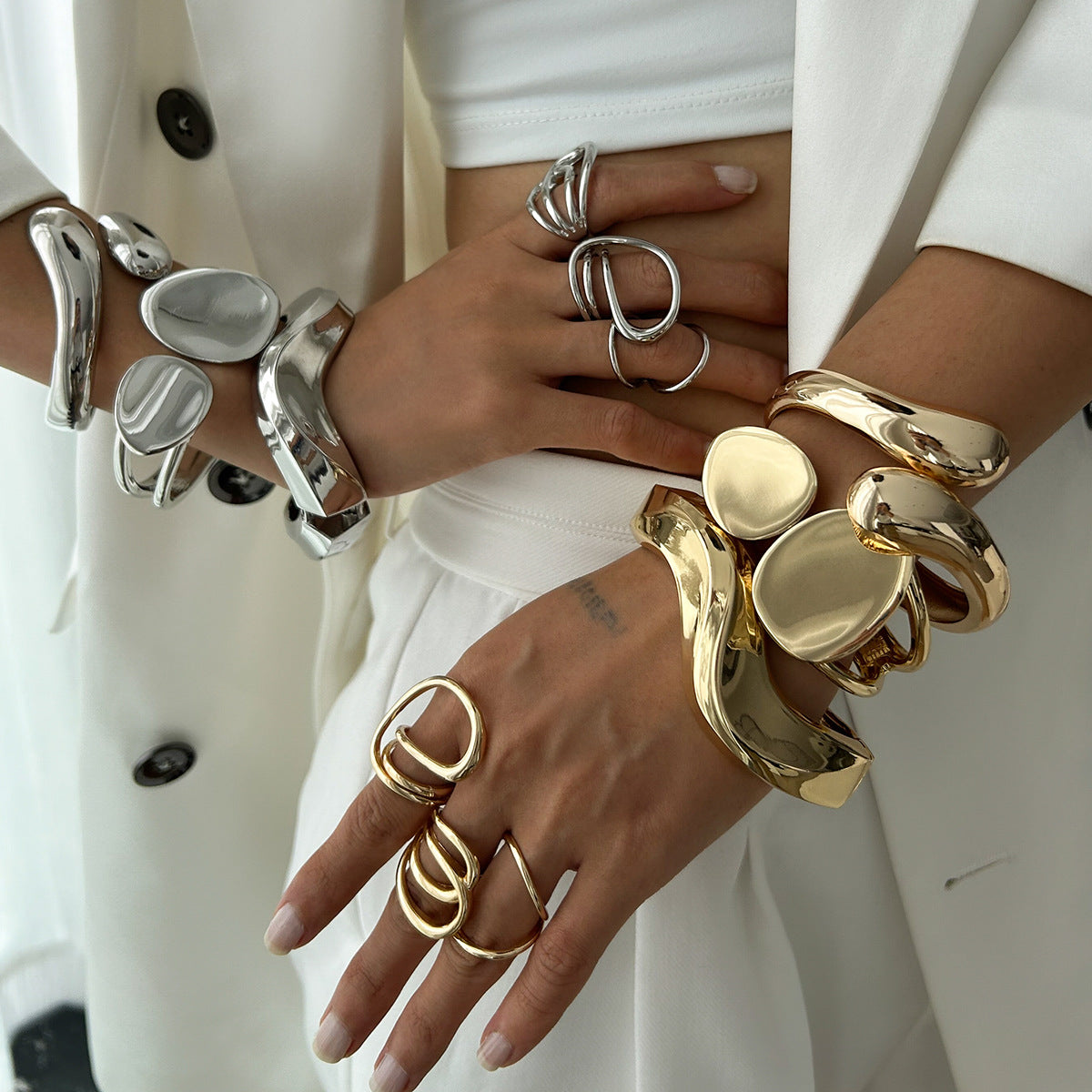 Pulsera minimalista abierta con forma de gota irregular de aleación con acabado galvanizado