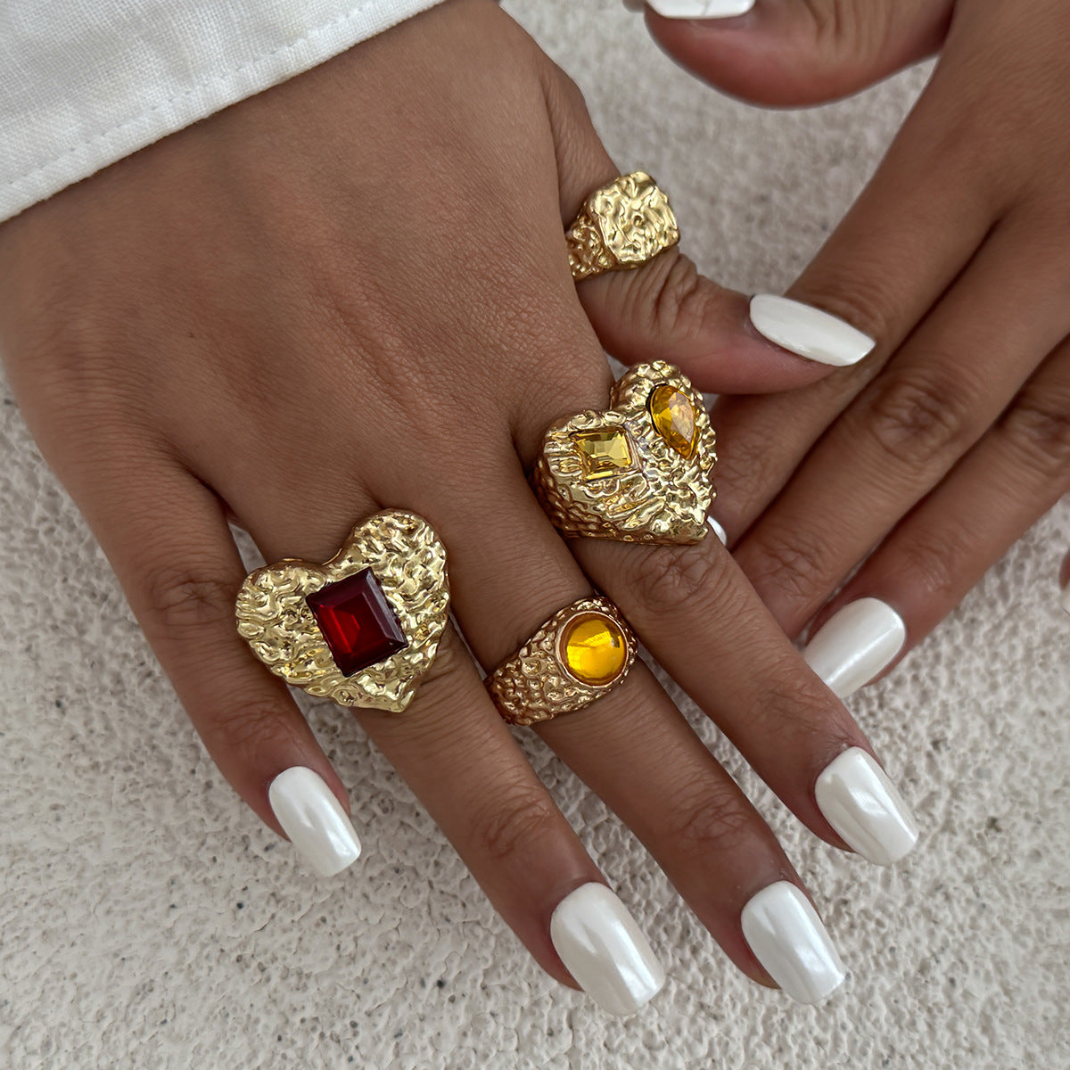 Anello Minimalista a Cuore in Lega con Strass Micro-Pavé da Donna, Design dalla Texture Irregolare