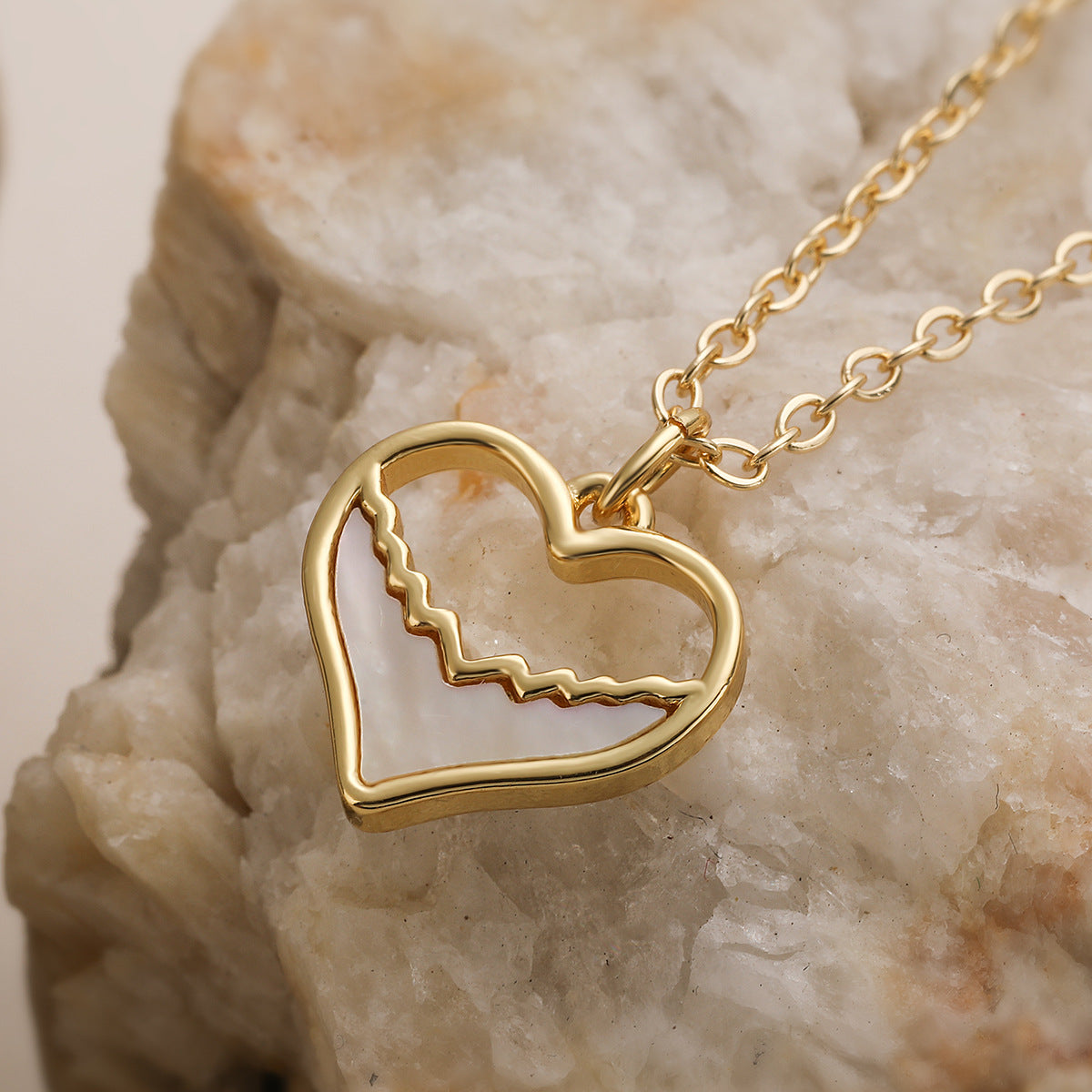 Minimalist 18K Gold Plated Brass Micro-inlay Shell Heart Pendant Necklace for Women