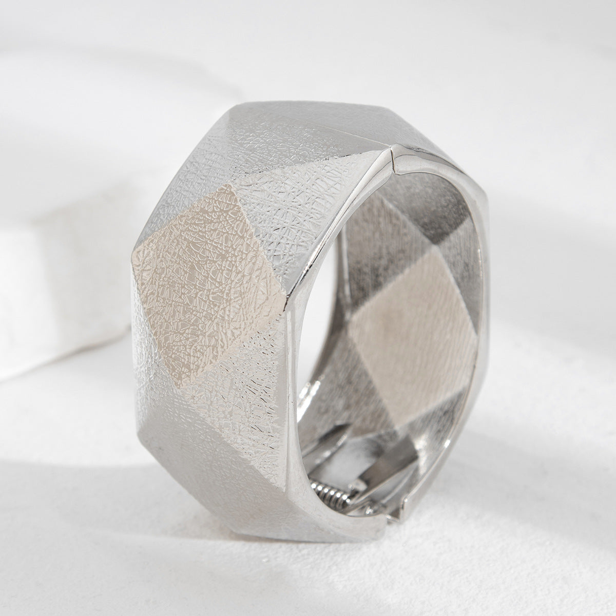 Bracciale a fascia larga geometrico e texturizzato per donna in lega con finitura placcata