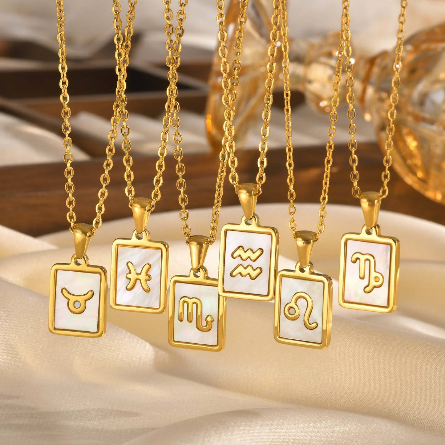 Collana con Pendente Guscio Zodiacale Minimalista da Donna in Acciaio al Titanio con Finitura Placcata su Catena a Croce