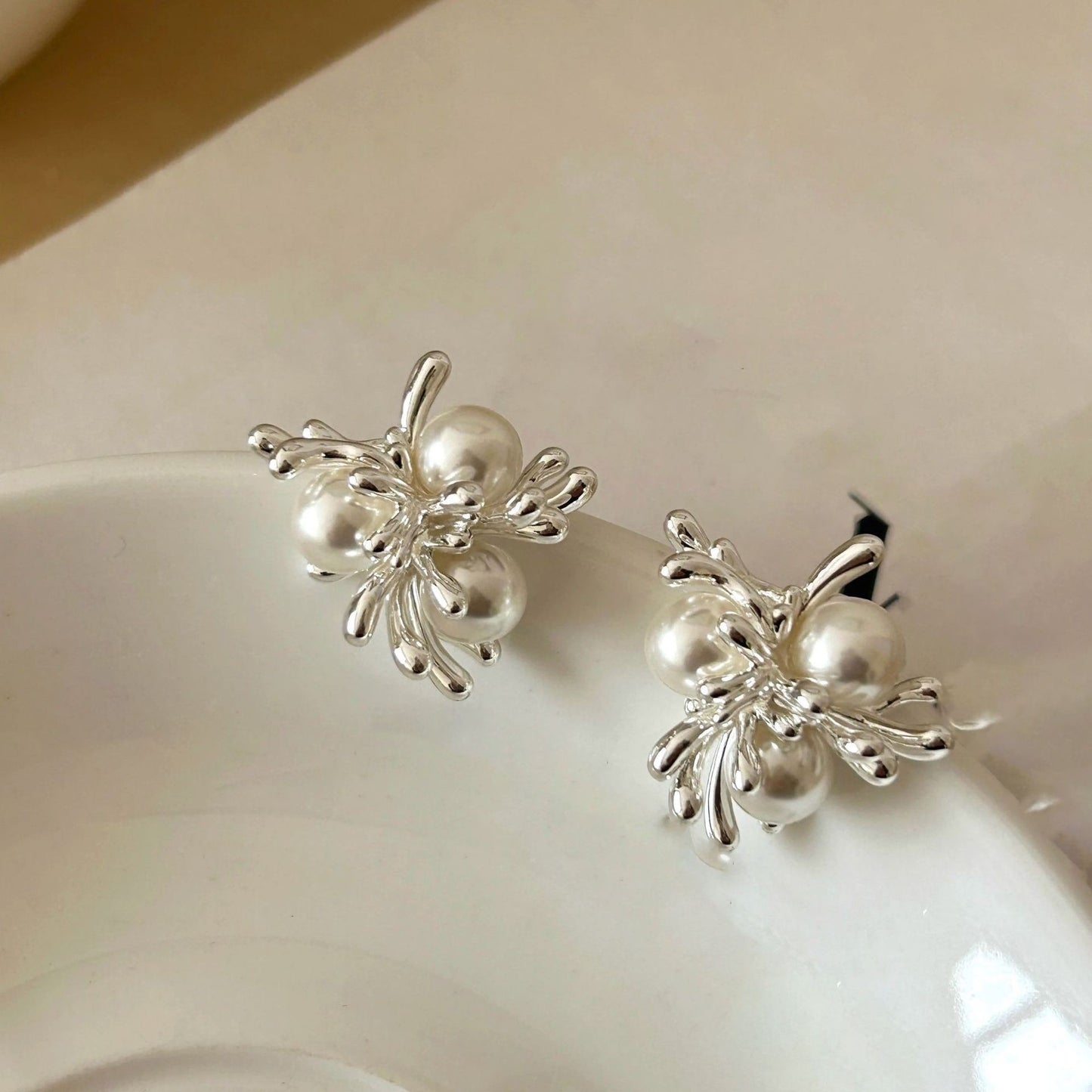 Orecchini da donna vintage eleganti a forma di stella geometrica con perle simulate e zirconi, perni in acciaio placcato