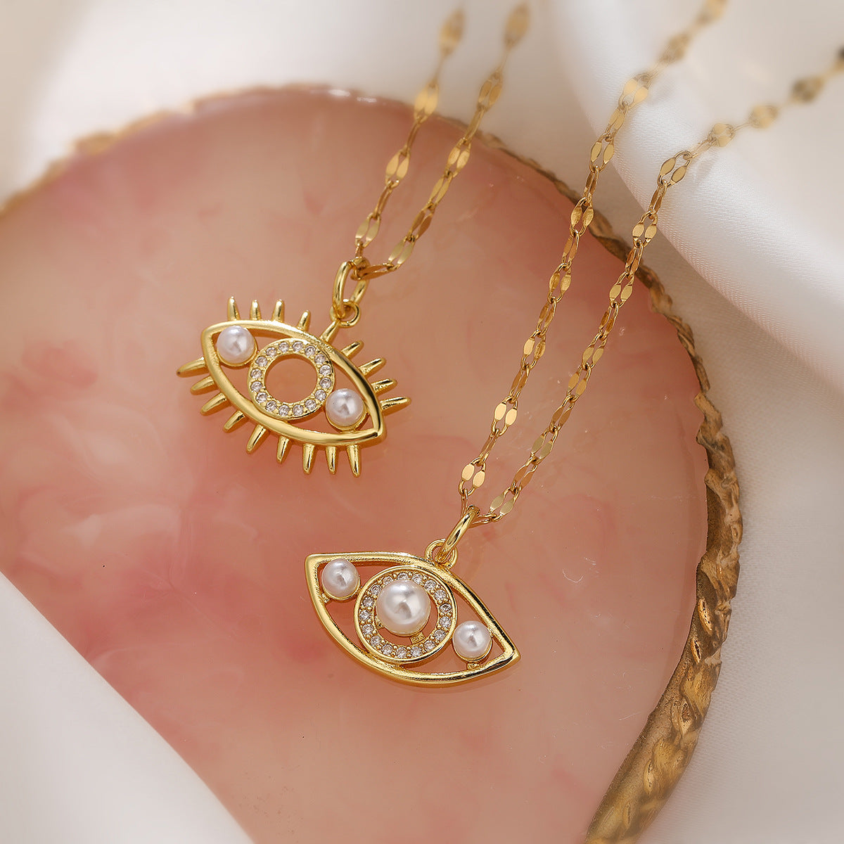 Collana con ciondolo minimalista a occhio di Allah geometrico da donna con base in rame placcata in oro vero e intarsio in zirconi
