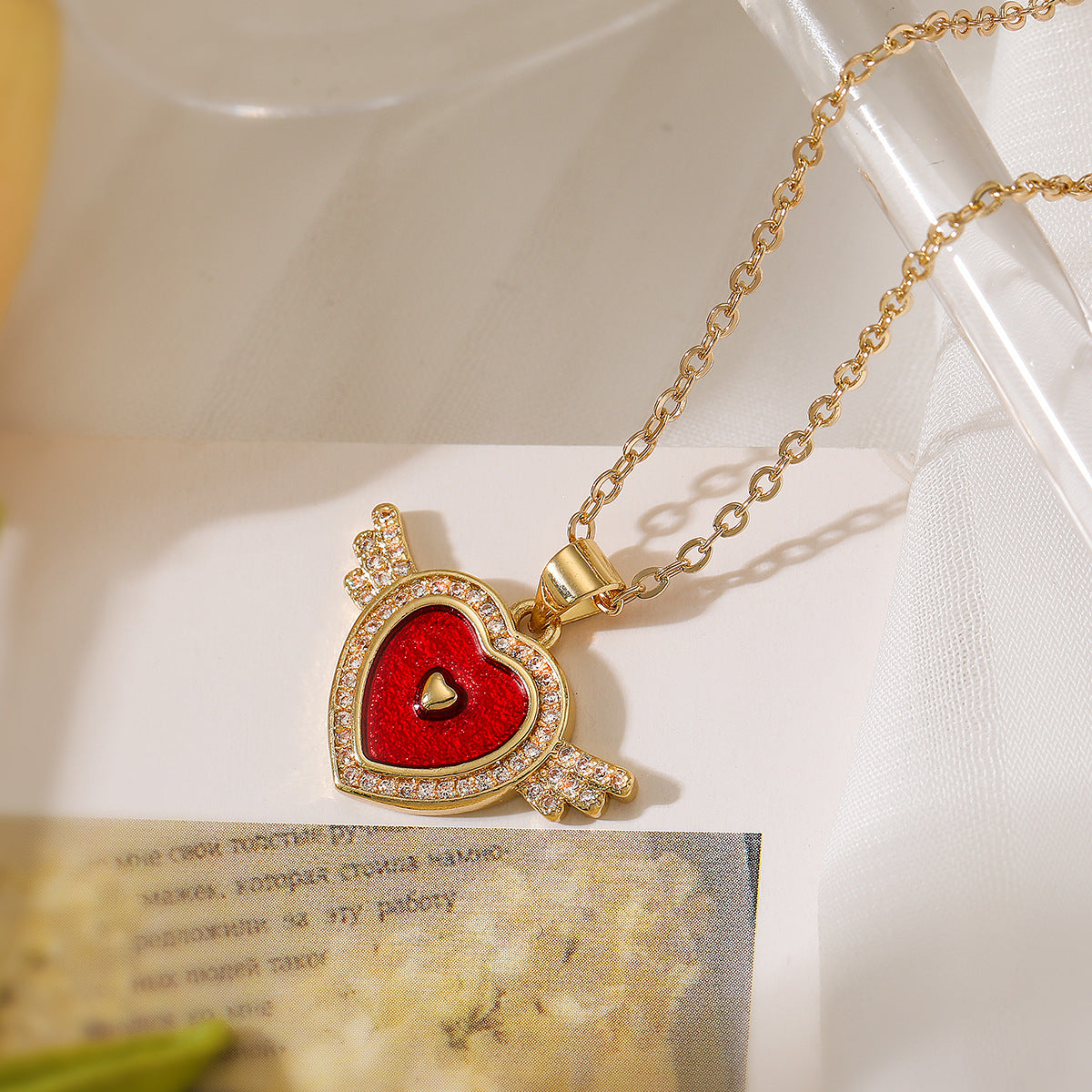 Collana da donna con ciondolo a forma di cuore in rame, intarsiato con zirconi, stile minimalista