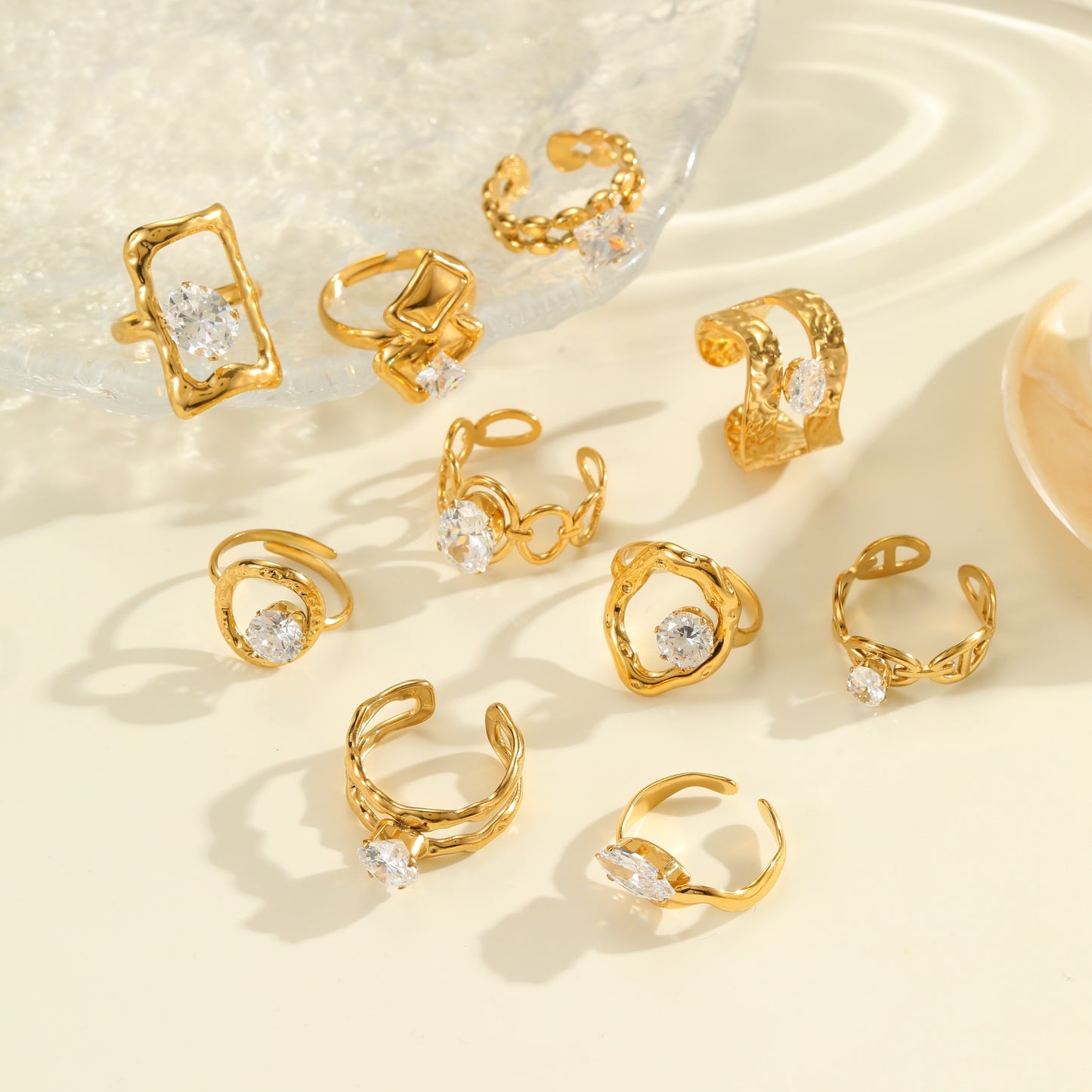 Anello minimalista irregolare geometrico in acciaio al titanio con intarsio di zirconi e placcatura in oro 18 carati per donna