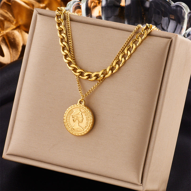 Collana a doppia catena serpente minimalista con ciondolo rotondo con design a ritratto di regina in acciaio inossidabile con finitura placcata