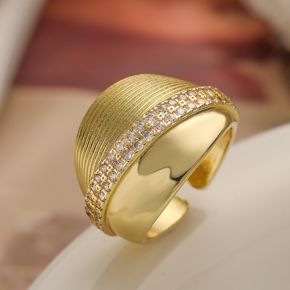Anello a Fascia Larga Geometrico Minimalista da Donna in Ottone con Placcatura in Oro 18K e Intarsio di Zirconi